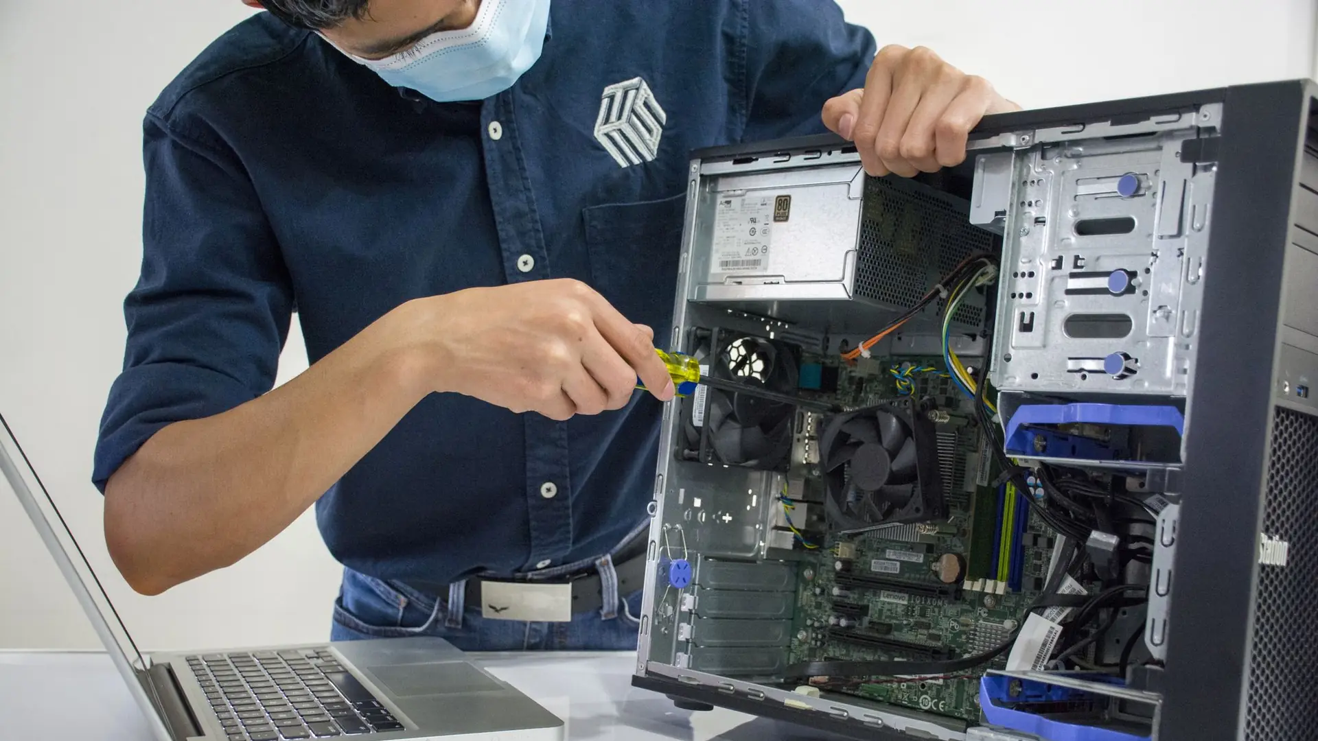 Técnico de PCCore reparando una computadora de escritorio en el taller de Durán