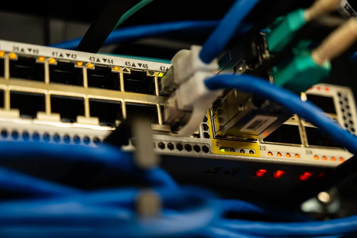 Switch de red y cableado estructurado instalado en la oficina de un negocio