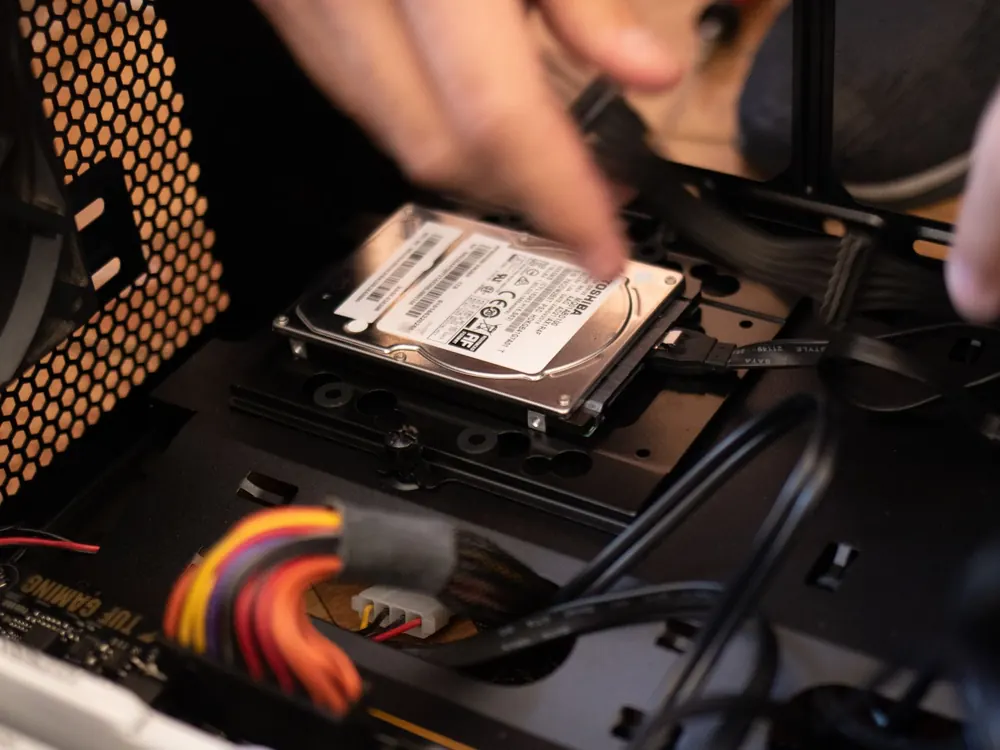 Instalación de un disco duro SSD dentro de una computadora de escritorio